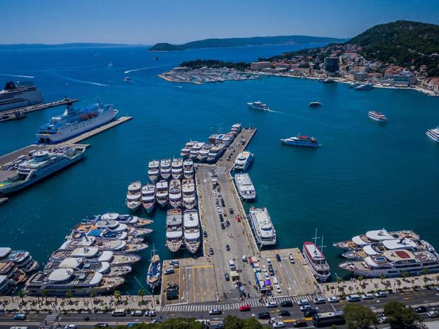 Pogled iz zraka na gužvu u splitskoj trajektnoj luci