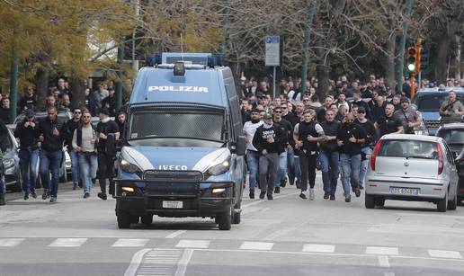 VIDEO 'Gerilski rat' u Napulju! Na ulicama neviđeni kaos uoči utakmice Napolija i Eintrachta