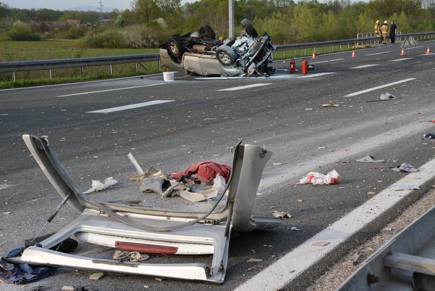 Teška nesreća: Mazda se zabila u stup pa više puta okrenula
