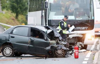 U direktnom sudaru autobusa i auta poginuo mladi vozač (20)