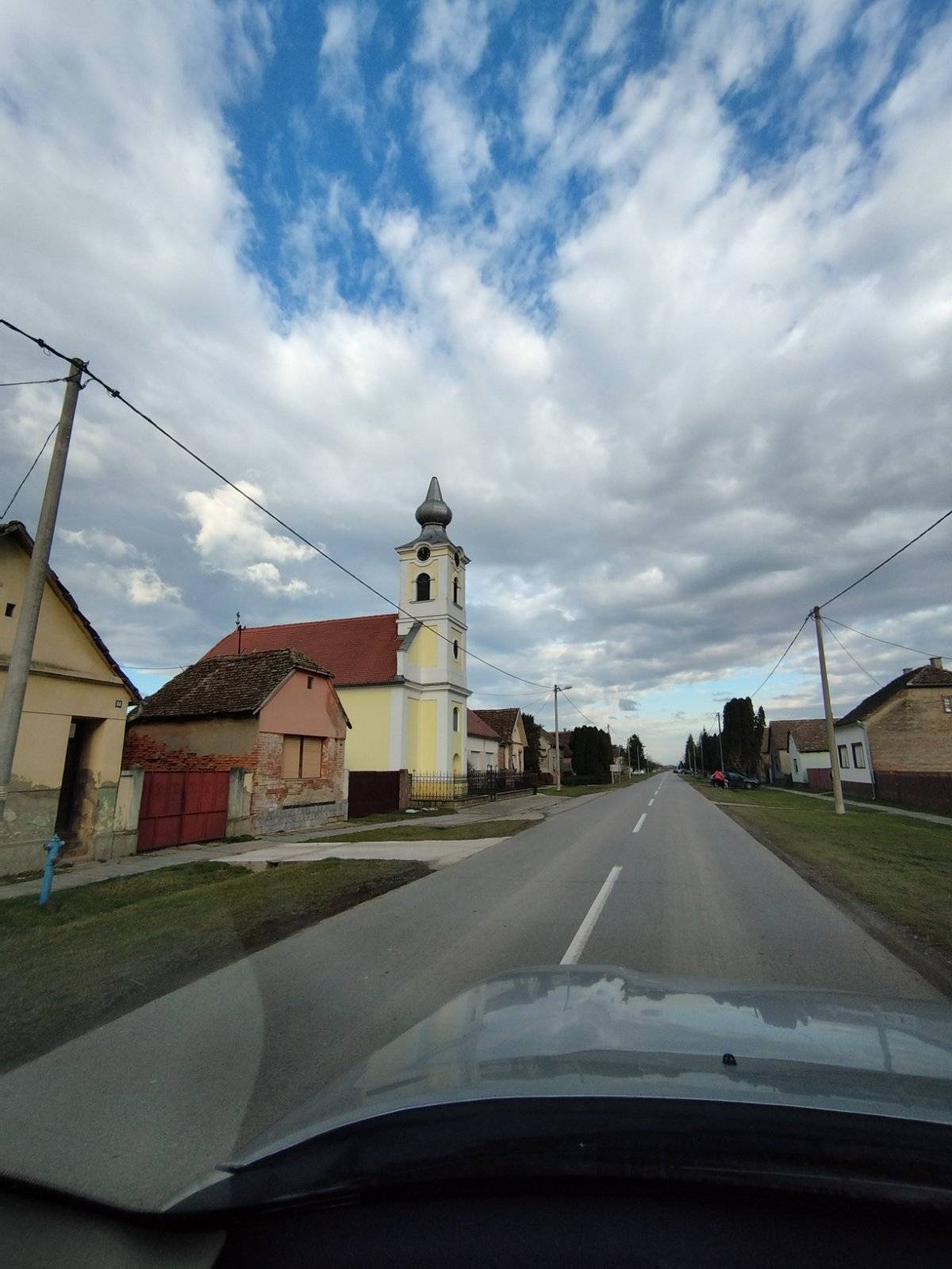 Župnik crkve čiji je križ slomio vjetar: 'Sreća da nitko nije tu prolazio. Star je 100 godina'