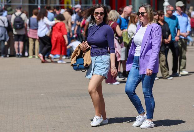 Zagreb: U laganijoj odjeći, uz osmijehe i dobro raspoloženje, mnogi su proveli prijepodne šetajući centrom grada