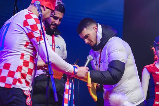 Zadar: Dominik Livaković i Martin Erlića potpisali lopte te ih ispucali u okupljene navijače