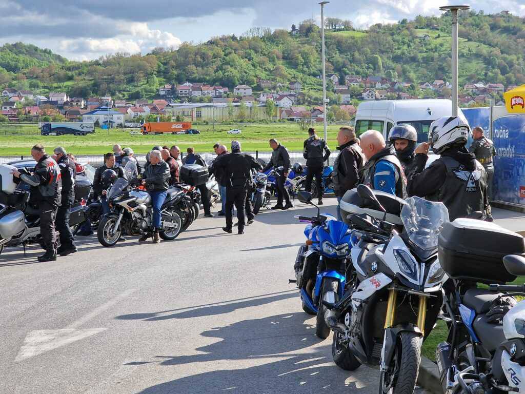 FOTO Tuga kraj Požege: Brojni motoristi i članovi obitelji se oprostili od Krešimira i Anite