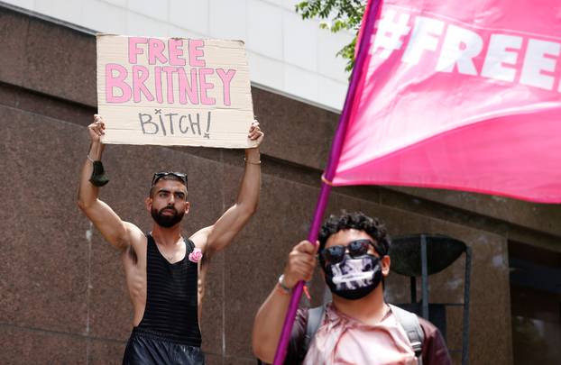 Stotine fanova došlo je podržati pop zvijezdu ispred suda u Los Angelesu: 'Pravda za Britney'