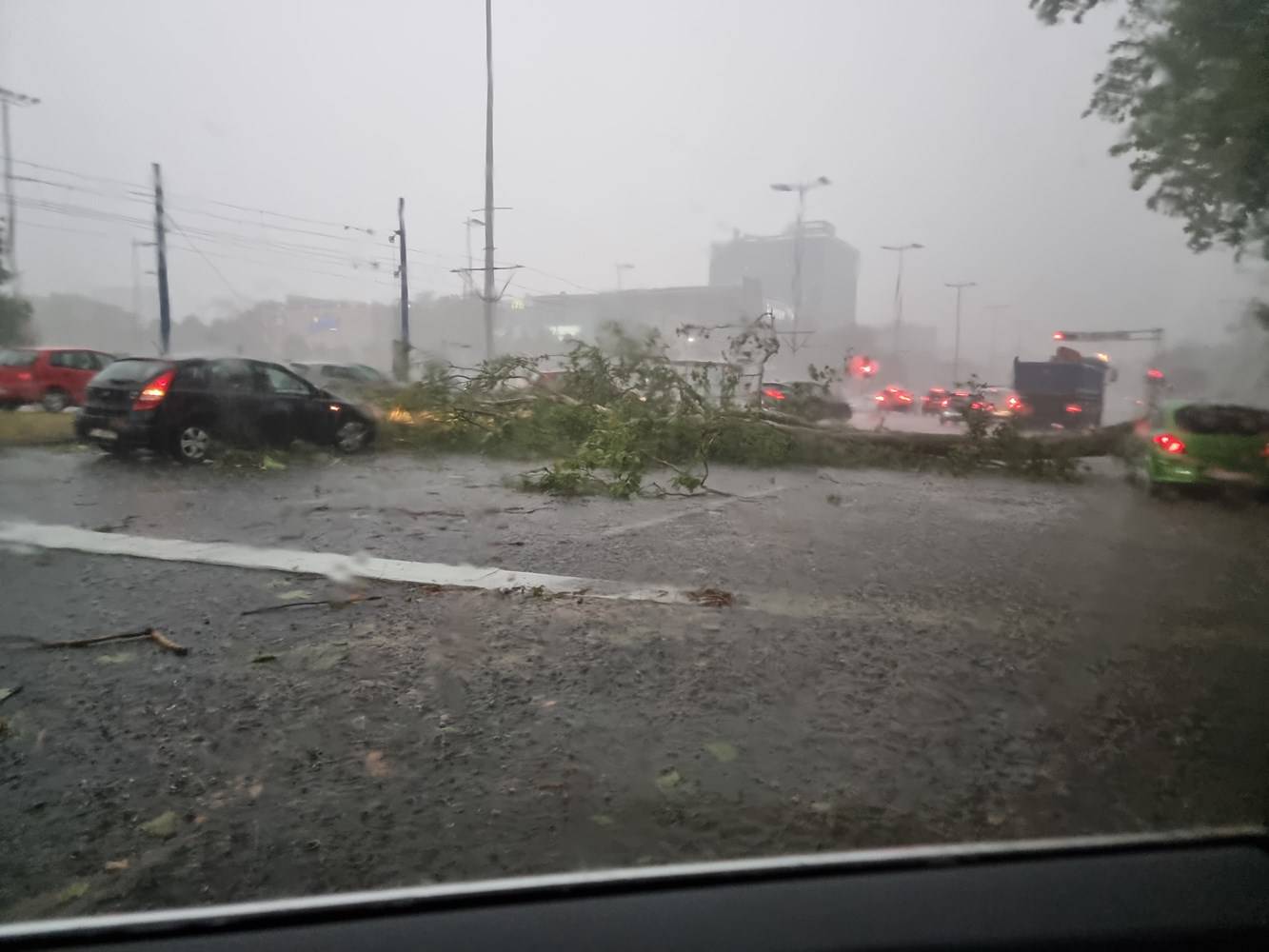 Ovo su posljedice nevremena u Hrvatskoj: Više od 4000 hitnih poziva, 2000 uništenih zgrada