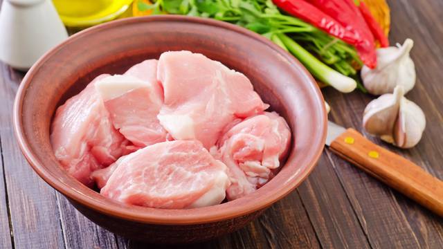 Mnogi ne znaju odgovor: Treba li oprati piletinu prije pečenja?