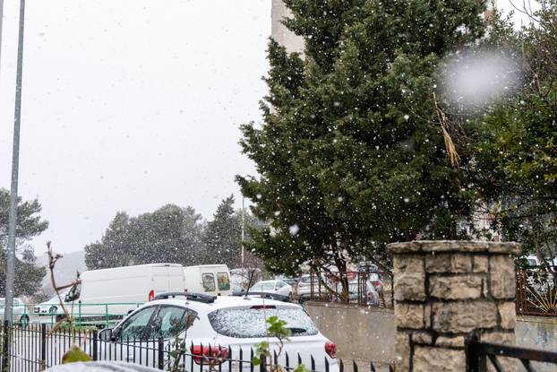 U Puli od ranog jutra pada gusti snijeg