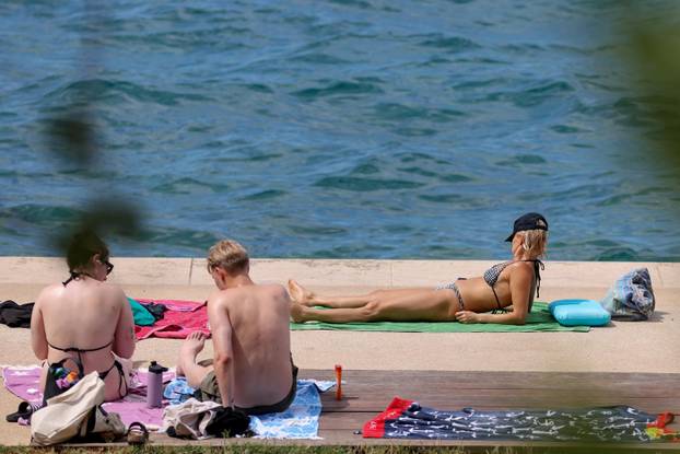 Zadar: Velik broj kupača na plaži Kolovare