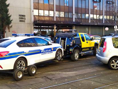 Policajci blokirali tramvajski promet u centru Zagreba. Pred postajom im se pokvario Audi