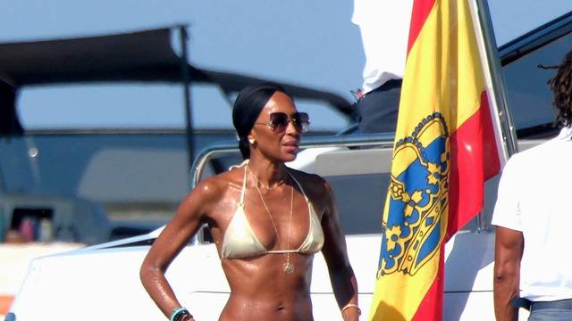 Naomi Campbell (54) pokazala vitku figuru u kupaćem kostimu