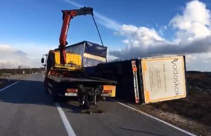 Bura bacila prikolicu s ceste: Kamion su spašavali dizalicom