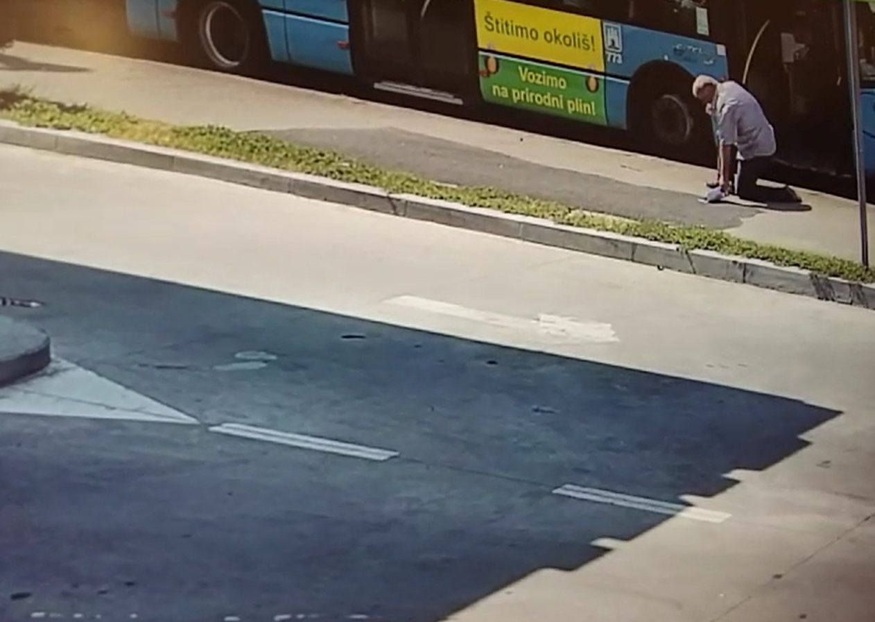 Vozač gurnuo putnika iz busa; ZET: Putnik je  napao vozača