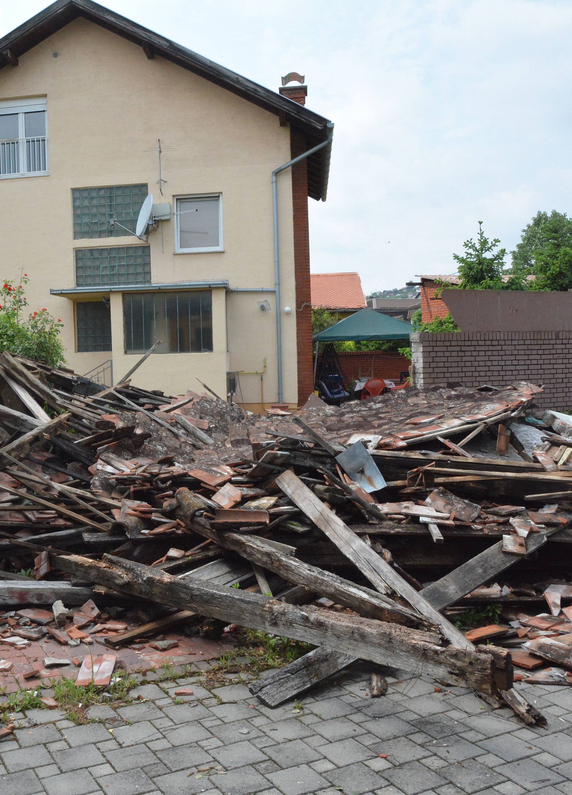 Vjetar srušio trošnu kućicu u kojoj se rodio Đuro Đaković
