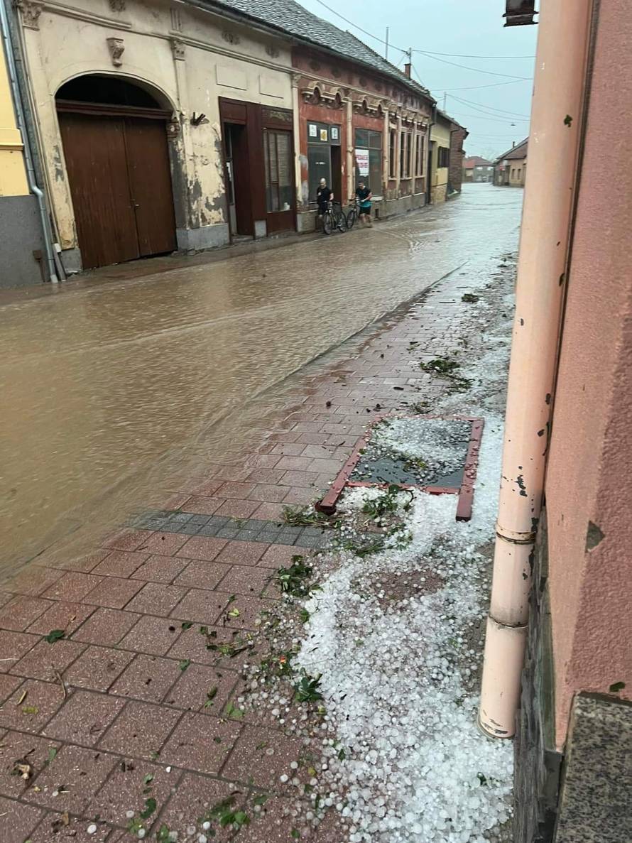 VIDEO Kaotične scene iz Iloka: Ceste su postale bujice, vjetar rušio stabla, potopljen i Muzej