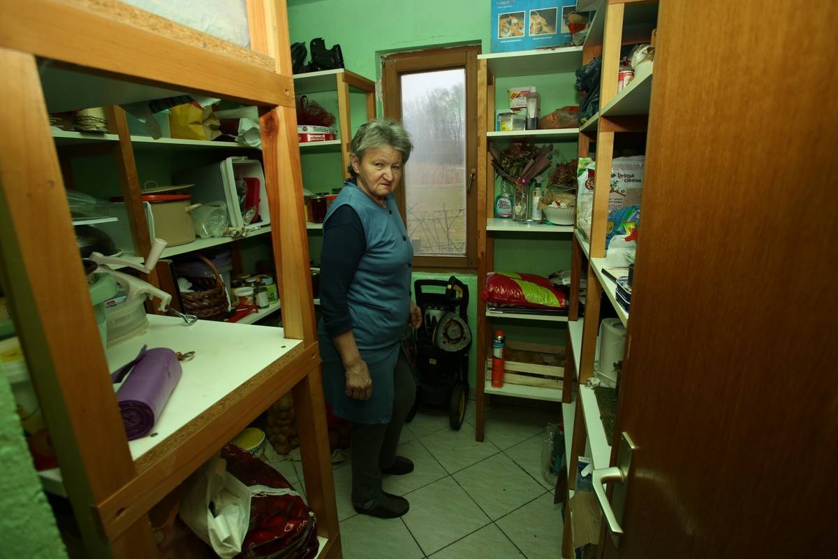 Morali preseliti u kontejner: 'Nestala je podloga kuće, voda nam ulazi uz zid, sve je uleglo'