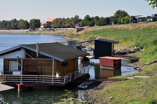 Slavonski Brod: Splavarska ulica jedinstvena je u Hrvatskoj, uz Savu se niže stotinjak splavova