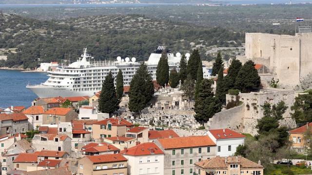 U Šibenik stigao The World – najve?i privatni kruzer na svijetu