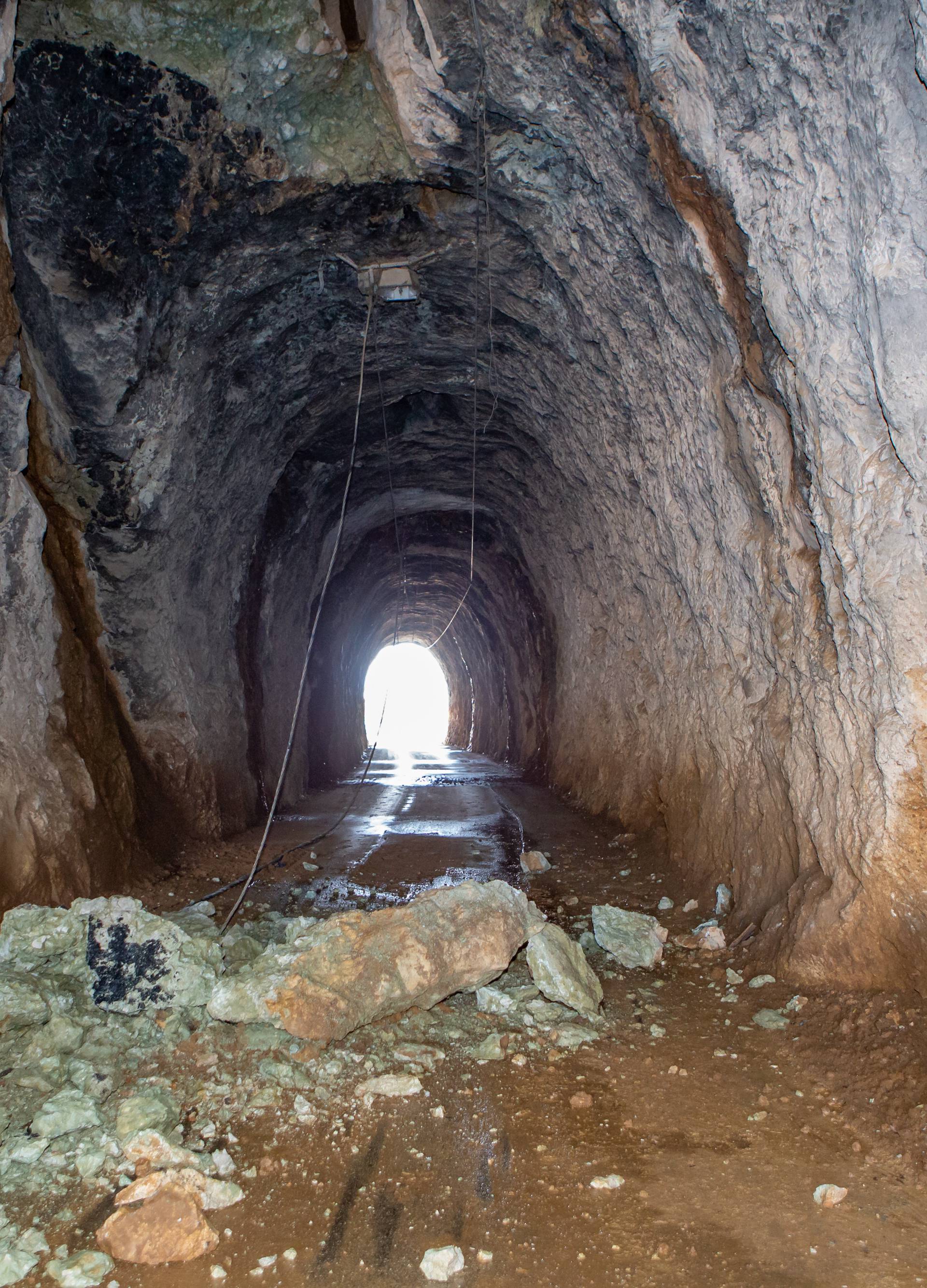 Umalo tragedija: Djeca prošla pa se u tunelu odronila stijena