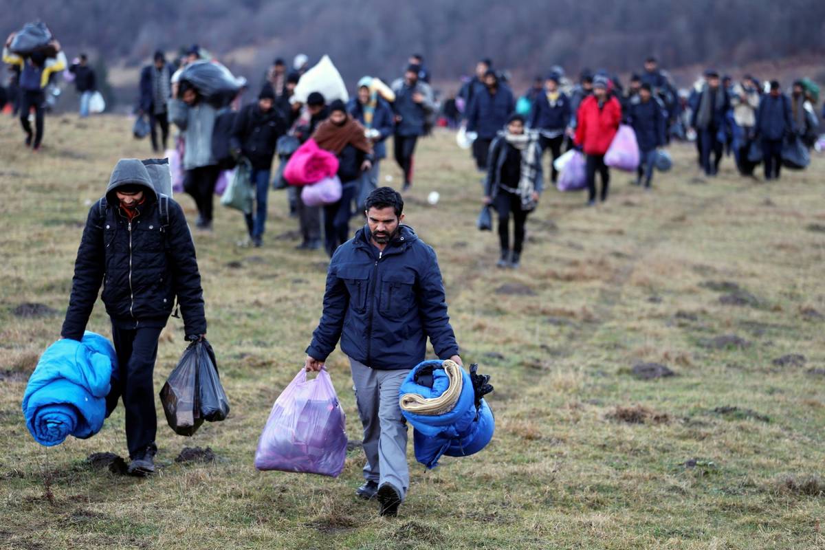 Vojska BiH postavila šatore za migrante, smrzavali se uz cestu