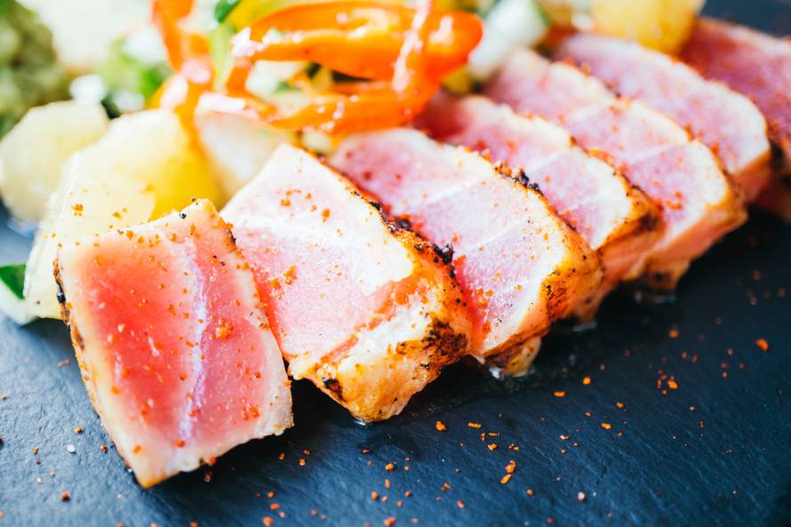 Grilled raw tuna salad with vegetable