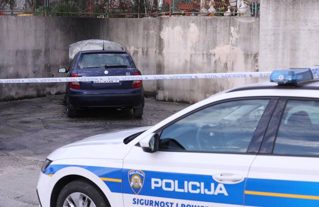 U Solinu rano jutros izbio požar na  automobilu, na mjestu događaja policija radi očevid