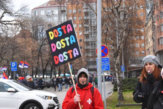 Niš: Studenti i građani nakon prosvjedne šetnje odali počast stradalima u Novom Sadu u padu nadstrešnice