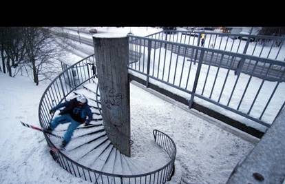 Ne pokušavajte: Na skijama se spustili niz spiralne stepenice