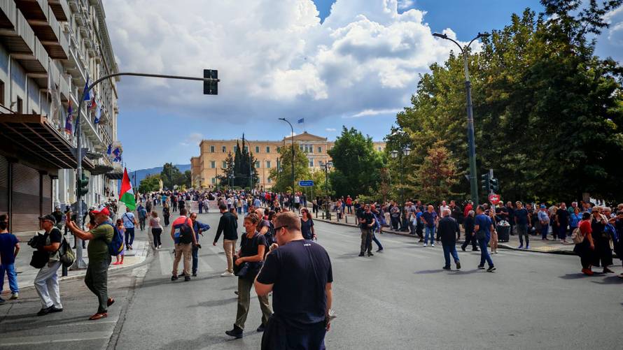 Grčki radnici ponovo štrajkaju: Željeznički promet zaustavljen, brodovi su ostali u lukama