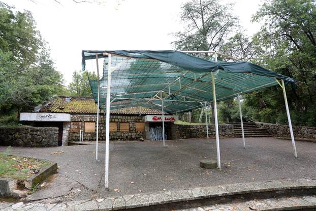 Malinska: Ruševine hotelskog naselja Haludovo