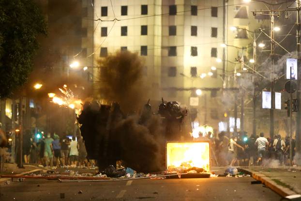 Beograd: Policija rastjerala građane koji su bili okupljeni u Ulici Kneza Miloša, nekoliko građana ozlijeđeno