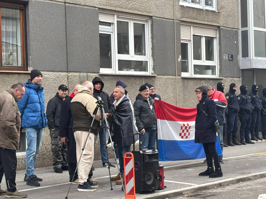 Policija pred Tomaševićevim stanom! Keleminec i Dado iz Smogovaca dovukli desničare