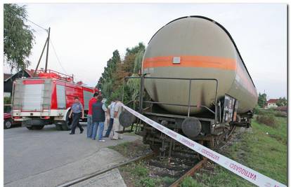 Vlak ispao iz tračnica, cisterna za plin prazna