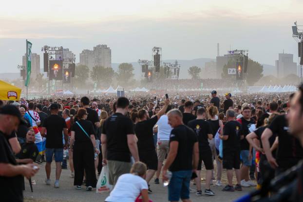 Zagreb: Obožavatelji zauzimaju mjesta unutar Hipodroma uoči početka koncerta