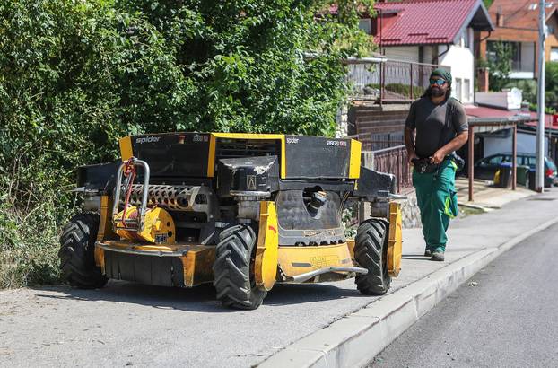 Gračani: Zagrebački Zrinjevac počeo je koristiti kosilice za travu na daljinsko upravljanje