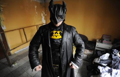 Slovački Batman živi u praznoj zgradi i čeka na kriminalce 