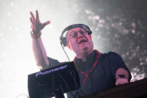 VIDEO Sve&cacute;enik je danju, a DJ no&cacute;u: Rave Padre je hit, a pi&scaron;u i peticije da mu se otka&zcaron;u nastupi