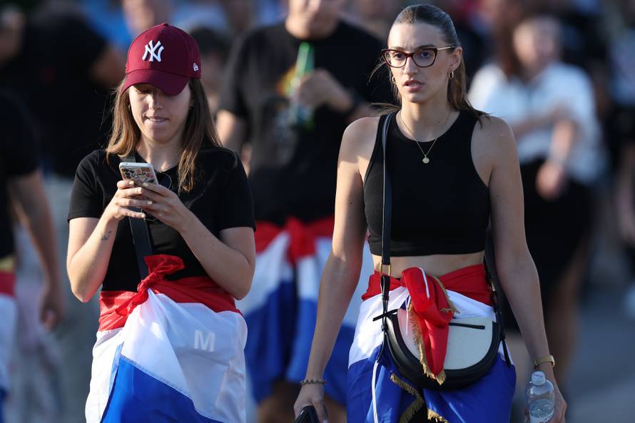 Sinj: Posjetitelji dolaze na hipodrom uoči početka Thompsonovog koncerta