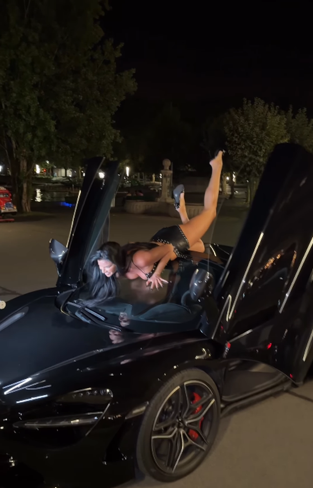 FOTO Knoll se skinula pa legla na skupi automobil i digla noge