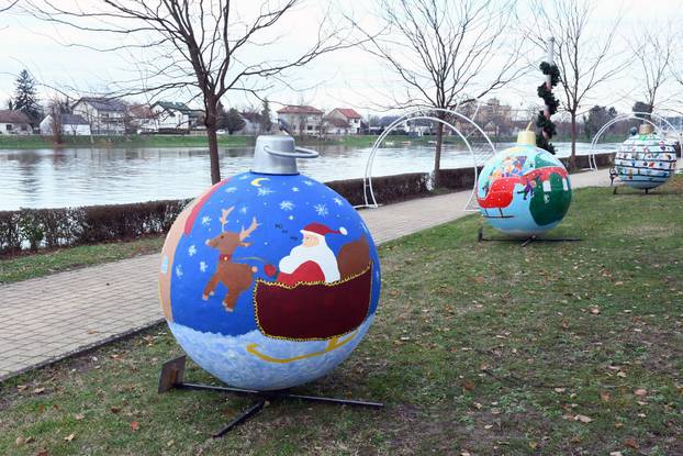 Sisak: Šetnica uz Kupu ukrašena kuglicama koju su izradila djeca