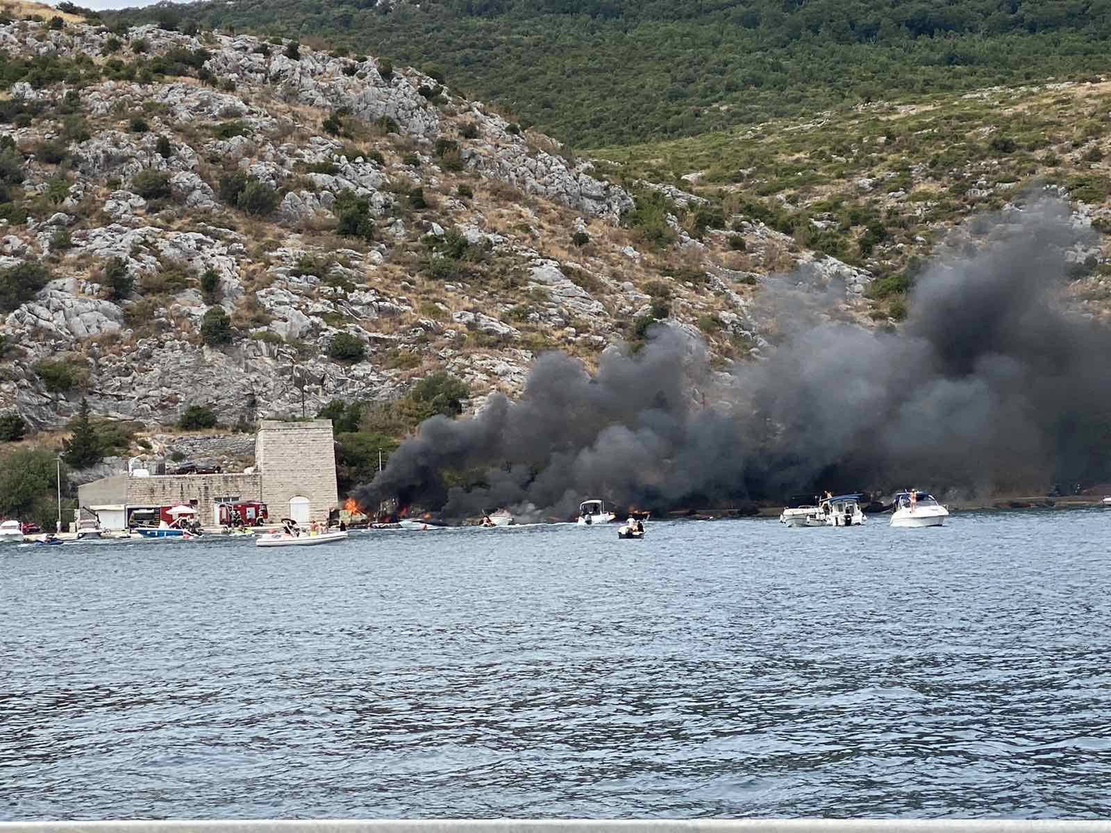 VIDEO Požar kod Dubrovnika: Gorjele brodice, jedan kombi, automobili, crni dim je posvuda