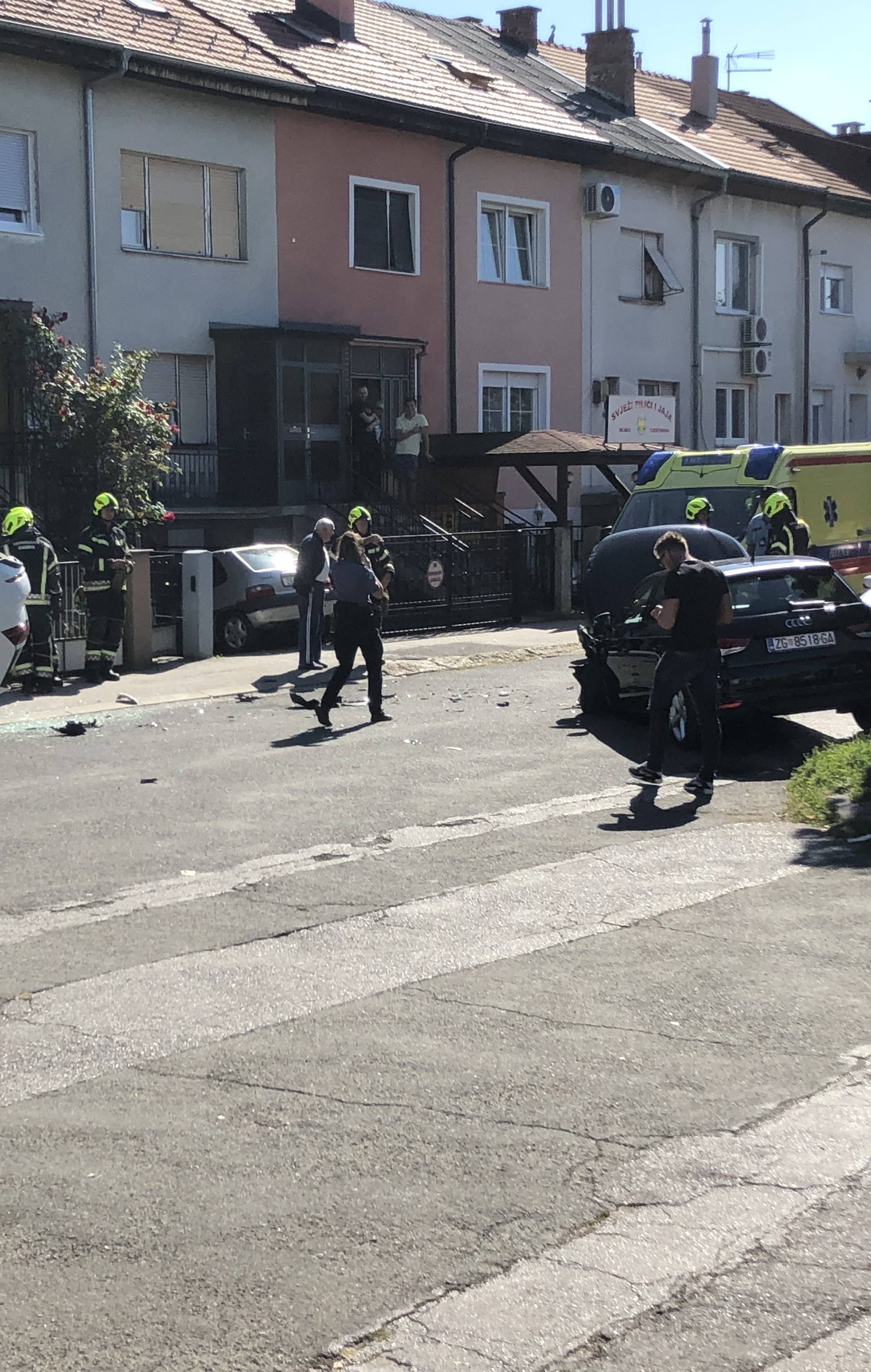 Zagreb: Sudar dva automobila, auto na krovu, dvoje ozlijeđeno