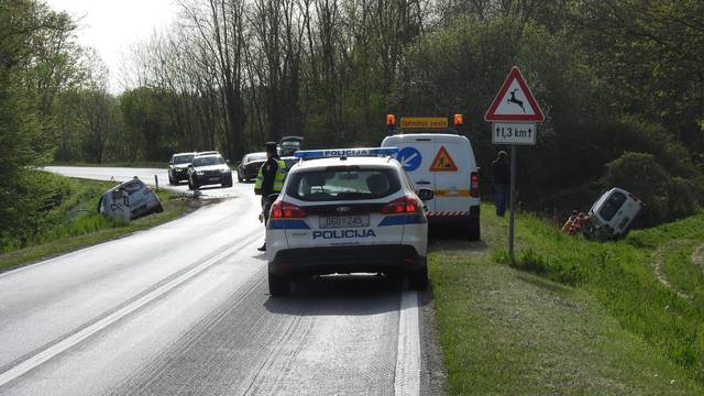 Frontalno se sudarili kombi i automobil: Dvoje ljudi  u bolnici