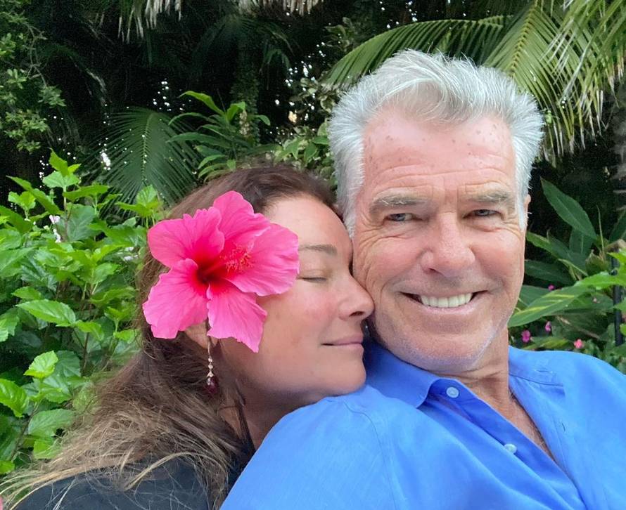 Pierce Brosnan objavio fotku sa suprugom i najavio novi projekt