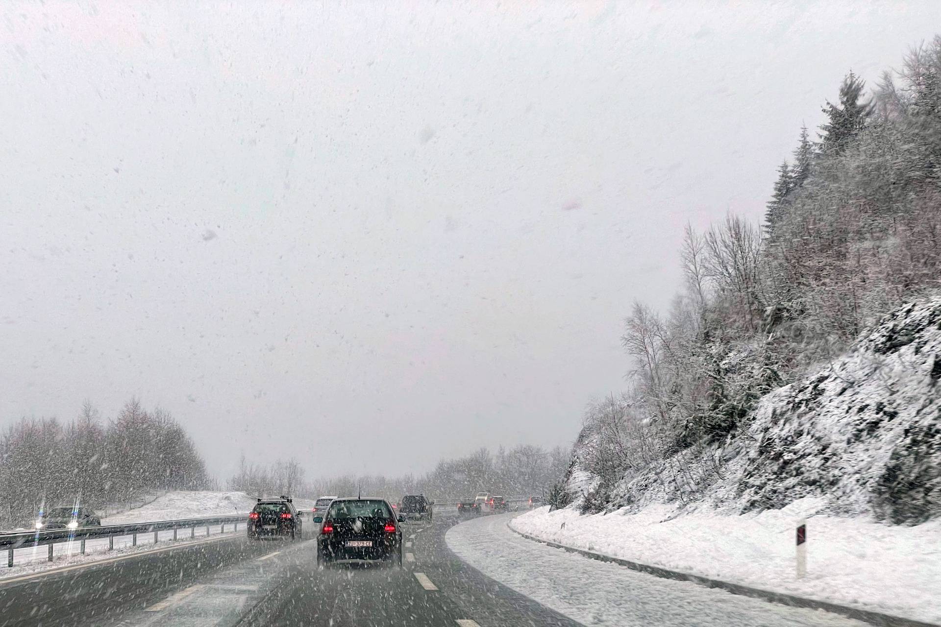 Gusti snijeg i poledica otežavaju prometovanje na autocesti A6 Zagreb - Rijeka