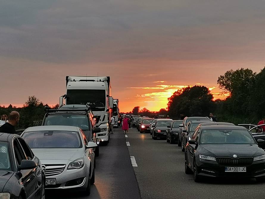 Kilometarske kolone u oba smjera zbog nesreće na A3