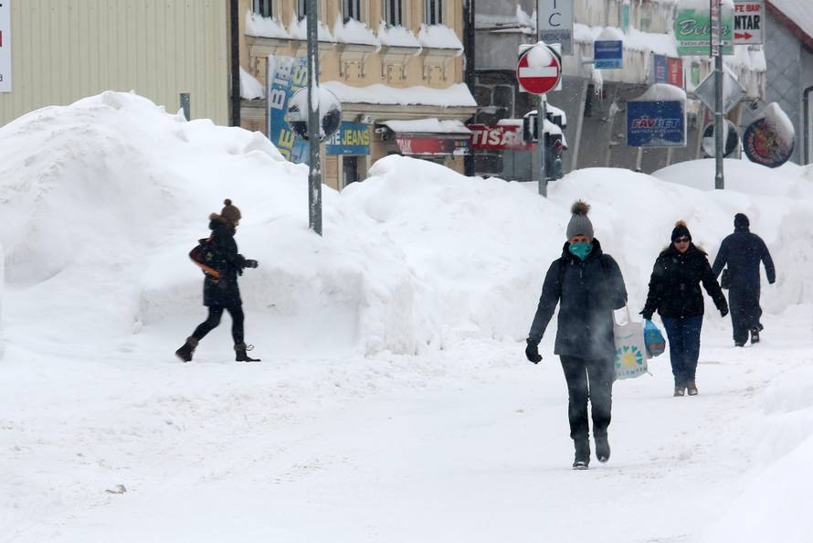 Zameteni u Delnicama: Nanosi snijega do balkona na 1. katu!