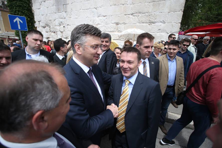 Kerum kao Papa pratio misu s prozora, stigao je i Plenković