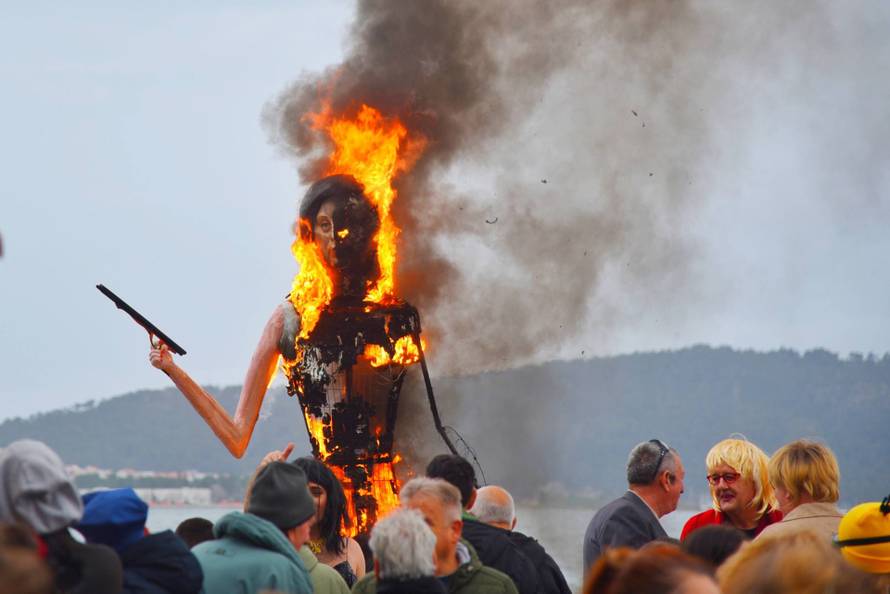 U Benkovcu na karnevalu spalili lutku Tomaševića. Uz to puštali  pjesmu 'Ako ne znaš što je bilo'
