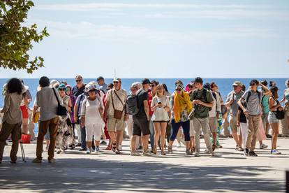 Turisti u obilasku stare jezgre Dubrovnika
